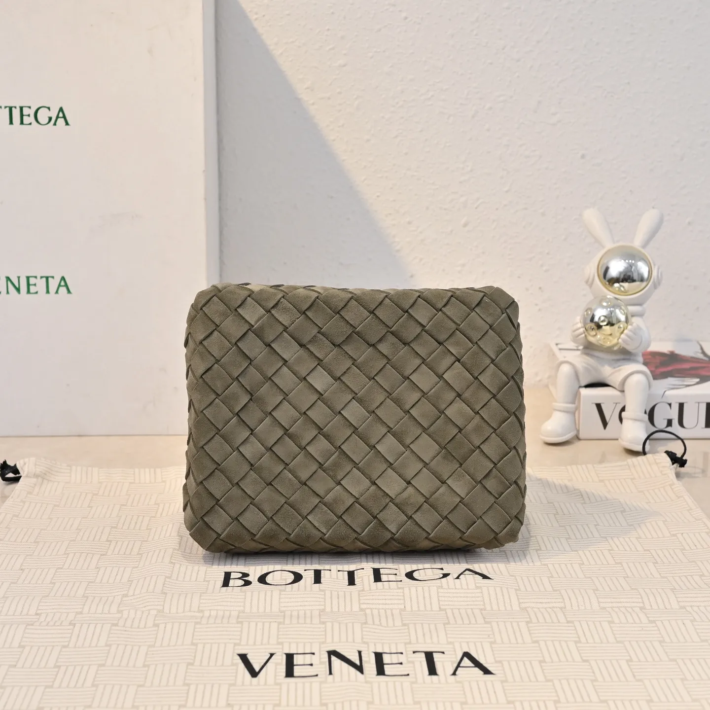 Batch 1760 BV's new intrecciato suede woven leather shoulder bag. It comes with a detachable cross-body strap. It comes with a mini bag inside. The appearance retains the unique design of BV woven. The parachute bag is a bag that makes people excited before seeing the actual thing. The small gold knot embellishment is full of simple and high-end sense to meet your needs in different occasions. Model: 6569 Size: 21X17X16.5cm